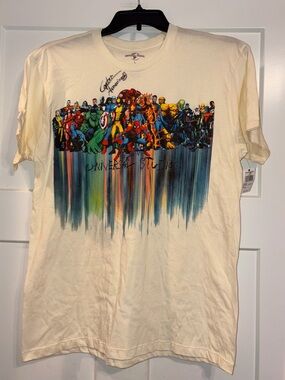 Universal Studios Marvel Superheroes t-shirt Large signed by Captain America NWT